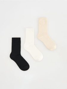 Skarpetki z wiskozą 3 pack - kremowy. Białe skarpetki Reserved, bez wzorów, z wiskozy. W wyprzedaży za 25,99 zł.