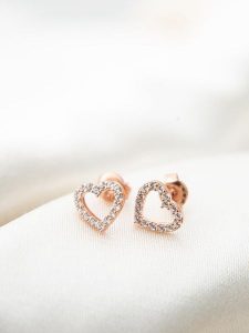 Lodie Silver Srebrne kolczyki-wkrętki z cyrkoniami rozmiar: onesize. Szare kolczyki Lodie Silver, z cyrkonią, srebrne. Za 52,05 zł.