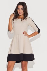 Elegancka Beżowo-Czarna Sukienka z Rękawem 3/4 z Kolorowymi Lamówkami. Brązowe sukienki Katrus, l, bez wzorów, z lycry, eleganckie, bez kołnierzyka, bez ramiączek. Za 259,00 zł.