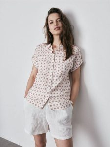 Koszula z wiskozy - wielobarwny. Koszule Reserved, bez wzorów, z wiskozy, bez kołnierzyka, bez ramiączek. W wyprzedaży za 19,99 zł.