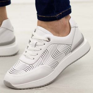 Białe ażurowe skórzane półbuty damskie S.Barski 51-551. Białe półbuty S.BARSKI, na jesień, w ażurowe wzory, z jeansu, bez obcasa, na płaskiej podeszwie, bez zapięcia. Za 219,00 zł.