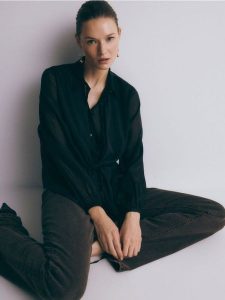 Koszula z wiązaniem - czarny. Czarne koszule Reserved, l, bez wzorów, z tkaniny, bez kołnierzyka, bez ramiączek. W wyprzedaży za 39,99 zł.