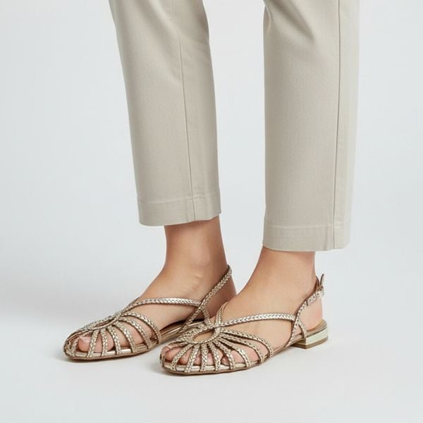 Sandały damskie Gioseppo, cholewka ze skóry naturalnej metalizowanej cienkie paski z plecionym wykończeniem regulowane zapięcie przy pięcie odkryte p. Żółte sandały Hot Potatoes by Gioseppo, bez wzorów, ze skóry, bez obcasa, na obcasie, bez zapięcia. Za 314,90 zł.