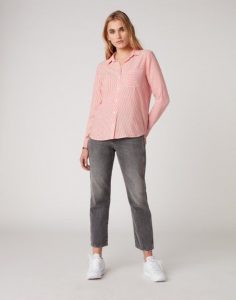 WRANGLER 1PKT STRIPE SHIRT DAMSKA KOSZULA BITTERSWEET RED W5R4TIXBO 112130312. Czerwone koszule Wrangler, s, bez wzorów, bez kołnierzyka, bez ramiączek. Za 129,99 zł.