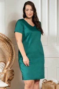 A Sukienka ekskluzywna bawełniana tkanina ołówkowa krótki rękaw MARISA butelkowa zieleń. Zielone sukienki KARKO, do pracy, plus size, bez wzorów, z bawełny, biznesowe, bez kołnierzyka, plus size, bez ramiączek, midi, dopasowane. Za 69,50 zł.