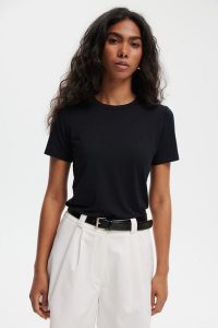 T-SHIRT NINA CZARNY S - Flawless. Czarne t-shirty Flawless, s, bez wzorów, z materiału, bez kołnierzyka, bez ramiączek. Za 229,00 zł.