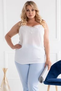 Elegancki Top z ozdobną koronką przy dekolcie ELMA ecru. Topy KARKO, plus size, bez wzorów, z elastanu, biznesowe, bez kołnierzyka, bez ramiączek. Za 69,50 zł.