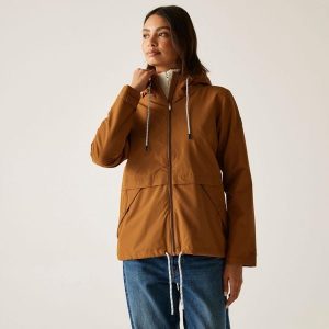 Kurtka turystyczna przeciwdeszczowa damska Bayletta wodoodporna. Brązowe kurtki Regatta, bez wzorów, bez kaptura. W wyprzedaży za 94,99 zł.