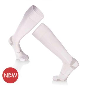 Skarpety piłkarskie 3/4 długości – białe. Białe skarpetki TRY TO FLY, bez wzorów. W wyprzedaży za 67,01 zł.