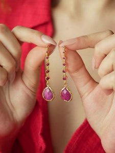 L'Atelier de Gaia Pozłacane kolczyki-wkrętki z agatami i cyrkoniami rozmiar: onesize. Różowe kolczyki L'Atelier de Gaia, z agatem, pozłacane. Za 100,75 zł.