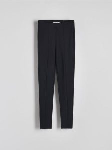 Legginsy z przeszyciami - czarny. Czarne legginsy Reserved, bez wzorów, z dzianiny. W wyprzedaży za 39,99 zł.