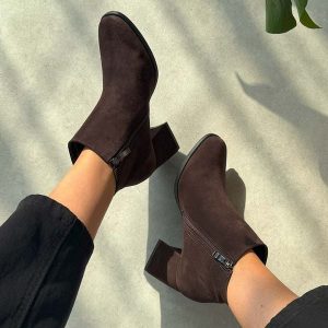 Czekoladowe zamszowe Polskie botki damskie Deoni D395. Brązowe botki Deoni, na jesień, z aplikacjami, z jeansu, z okrągłym noskiem, bez obcasa, na obcasie, bez zapięcia. Za 469,00 zł.