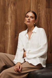 KOSZULA DONNA ECRU S - Flawless. Koszule Flawless, s, bez wzorów, z lyocellu, bez kołnierzyka, bez ramiączek. Za 497,00 zł.