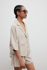 Krótka koszula z lnem w kolorze SAND PEARL - TALA-M/L. Koszule Marsala, l, bez wzorów, z dzianiny, bez kołnierzyka, bez ramiączek. Za 199,90 zł.