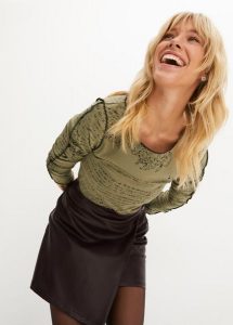 Bluzka z długim rękawem, z miękkiej wiskozy. Brązowe bluzki bonprix, bez wzorów, z wiskozy, bez kołnierzyka, bez ramiączek. Za 79,99 zł.