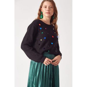 Sweter w kolorze czarnym. Czarne długie swetry marki Robin, z okrągłym kołnierzem. W wyprzedaży za 109,95 zł.
