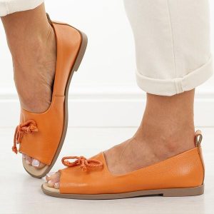 Pomarańczowe skórzane płaskie sandały damskie Dia 9019. Brązowe sandały DiA, bez wzorów, z jeansu, bez obcasa, na płaskiej podeszwie, bez zapięcia. W wyprzedaży za 289,52 zł.