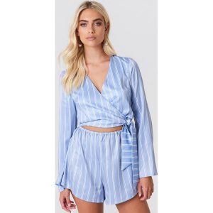 Andrea Hedenstedt x NA-KD Kopertowy kombinezon z rozszerzanym rękawem - Blue,Multicolor. Kombinezony marki Andrea Hedenstedt x NA-KD. Za 161,95 zł.