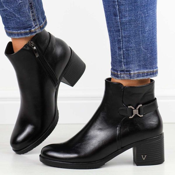 Czarne botki damskie na obcasie Potocki 12411. Czarne botki POTOCKI, na jesień, bez wzorów, z jeansu, z okrągłym noskiem, bez obcasa, na obcasie, bez zapięcia. W wyprzedaży za 149,25 zł.