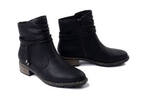 RIEKER 77263-00 black, botki damskie. Czarne botki Rieker, bez wzorów, bez obcasa, na obcasie, bez zapięcia. Za 339,90 zł.