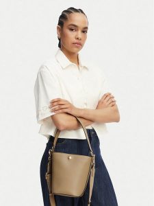 Lacoste Torebka NF5221IT Różowy. Czerwone torebki klasyczne Lacoste, bez wzorów, ze skóry, bez dodatków. Za 635,99 zł.