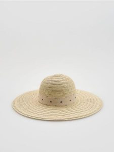 Kapelusz z wzorzystą taśmą - złamana biel. Kapelusze Reserved, bez wzorów. Za 99,99 zł.