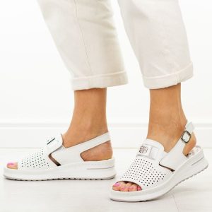 Białe skórzane sandały damskie Jezzi 9760. Białe sandały Jezzi, z aplikacjami, z gumy, bez obcasa, na platformie, bez zapięcia. Za 229,00 zł.