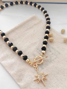 Atelier MIU Pozłacany naszyjnik z elementem ozdobnym - dł. 42 cm rozmiar: onesize. Czarne naszyjniki Atelier MIU, z cyrkonią, pozłacane. Za 88,43 zł.