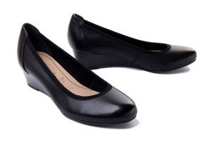 TAMARIS 22320-42 003 black, czółenka damskie. Czarne czółenka Tamaris, bez wzorów, bez obcasa, na koturnie, bez zapięcia. Za 258,01 zł.