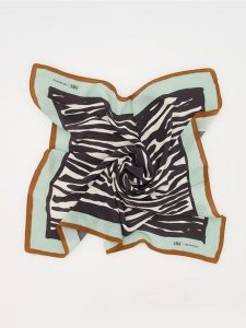 Jedwabna apaszka w autorski wzór - wielobarwny. Apaszki i chusty Reserved, bez wzorów, z jedwabiu. W wyprzedaży za 159,99 zł.