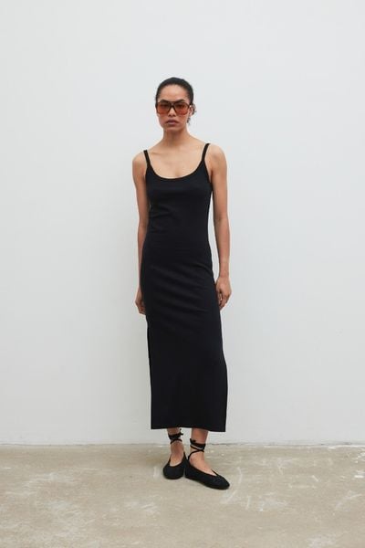 Sukienka na ramiączkach z prążkowanej dzianiny w kolorze TOTALLY BLACK - CARMEN MAXI. Czarne sukienki Marsala, m, bez wzorów, z bawełny, bez kołnierzyka, bez ramiączek, maxi. Za 249,90 zł.