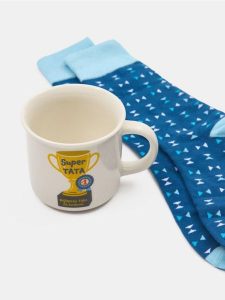 Skarpetki i kubek dla najlepszego taty na świecie - wielobarwny. Skarpetki Sinsay, bez wzorów. Za 22,99 zł.