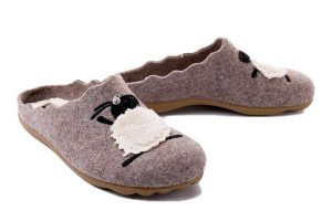 MANITU 320088-08 beige, kapcie damskie. Brązowe kapcie Manitu, bez wzorów. Za 199,90 zł.