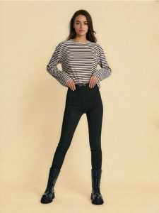 Legginsy soft touch z dekoracyjną klamrą w pasie oraz przeszyciami - czarny. Czarne legginsy Sinsay, bez wzorów. Za 39,99 zł.