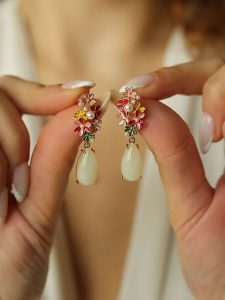 Pierres de Jade Pozłacane kolczyki-wkrętki z kamieniem księżycowym rozmiar: onesize. Żółte kolczyki Pierres de Jade, z kamieniem księżycowym, pozłacane. Za 97,51 zł.