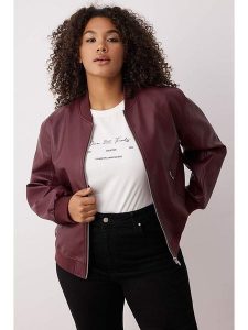 Trendyol Kurtka w kolorze fioletowym ze skóry syntetycznej rozmiar: 46. Różowe kurtki Trendyol, bez wzorów, ze skóry, bez kaptura. Za 84,21 zł.