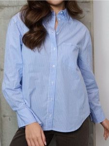 Bawełniana koszula w paski - wielobarwny. Koszule Sinsay, l, bez wzorów, z bawełny, bez kołnierzyka, bez ramiączek. Za 39,99 zł.