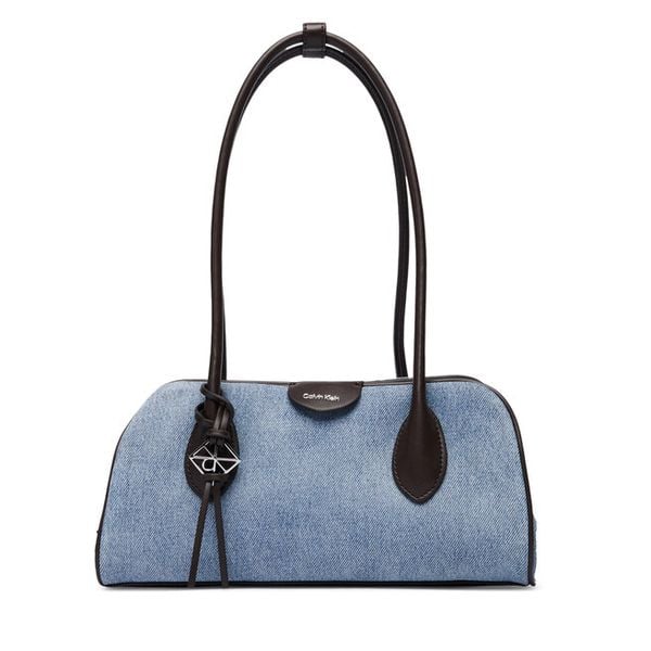 Torebka Calvin Klein. Niebieskie torebki klasyczne Calvin Klein, bez wzorów, z denimu, bez dodatków. Za 649,99 zł.