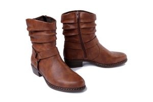 RIEKER Y0850-24 brown, botki damskie. Czerwone botki Rieker, na zimę, bez wzorów, bez obcasa, na obcasie, bez zapięcia. Za 359,90 zł.