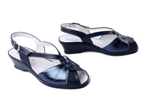 SUAVE 710233-05 blau, sandały damskie. Niebieskie sandały Suave, bez wzorów, ze skóry, bez obcasa, na koturnie, bez zapięcia. Za 299,92 zł.