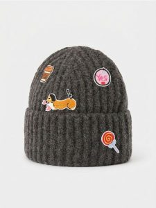 Prążkowana czapka beanie z naszywkami - brązowy. Brązowe czapki Sinsay, z aplikacjami, prążkowane. Za 22,99 zł.