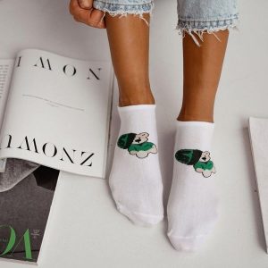 Białe stopki damskie zielony miś z czapką 1220. Białe czapki Milena, bez wzorów, z bawełny. Za 14,90 zł.