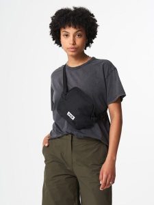 AEVOR Saszetka "Plus" w kolorze czarnym - 22 x 15 x 5 cm rozmiar: onesize. Czarne nerki i saszetki AEVOR, bez wzorów, z materiału. Za 43,99 zł.