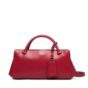 Torebka Guess. Czerwone kuferki Guess, z aplikacjami, bez dodatków. Za 634,99 zł.