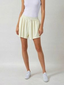 Weekday Szorty w kolorze kremowym rozmiar: M. Brązowe szorty Weekday, bez wzorów. Za 47,82 zł.