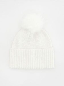 Czapka z pomponem - złamana biel. Czapki Reserved, bez wzorów. W wyprzedaży za 34,99 zł.