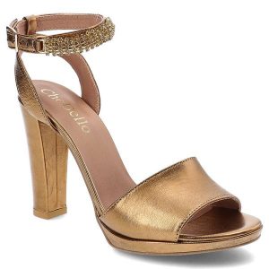 Złote Sandały Chebello Stylowe Skórzane Buty. Żółte sandały CheBello, z aplikacjami, ze skóry, bez obcasa, na obcasie, bez zapięcia. Za 459,00 zł.