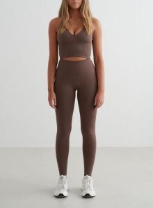 Damskie legginsy bezszwowe, wysoki stan, squat proof petite Shape brąz macchiato. Brązowe legginsy AIM'N, bez wzorów, z elastanu, z podwyższonym stanem. Za 296,00 zł.