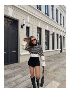 Bianco Lucci Sweter w kolorze czarno-kremowym rozmiar: onesize. Brązowe swetry oversize Bianco Lucci, bez wzorów, ze splotem, bez ramiączek. Za 86,99 zł.