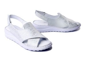 Artiker Relaks 58C2061 Biały, sandały damskie. Białe sandały Artiker Relaks, bez wzorów, ze skóry, bez obcasa, na koturnie, bez zapięcia. Za 204,90 zł.